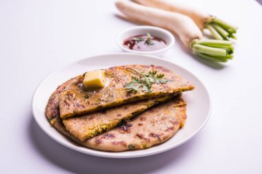 Daikon, turp, mooli veya muli paratha veya doldurulmuş turp paratha, Hintli ya da Pakistanlı favori tarifi tereyağı ve domates ketçap, seçici odak ile hizmet