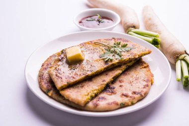 Daikon, turp, mooli veya muli paratha veya doldurulmuş turp paratha, Hintli ya da Pakistanlı favori tarifi tereyağı ve domates ketçap, seçici odak ile hizmet