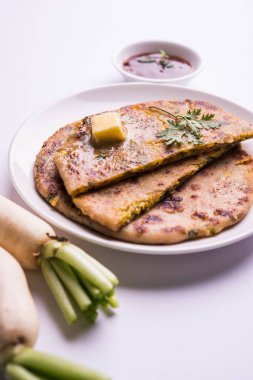 Daikon, turp, mooli veya muli paratha veya doldurulmuş turp paratha, Hintli ya da Pakistanlı favori tarifi tereyağı ve domates ketçap, seçici odak ile hizmet