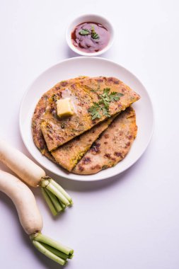 Daikon, turp, mooli veya muli paratha veya doldurulmuş turp paratha, Hintli ya da Pakistanlı favori tarifi tereyağı ve domates ketçap, seçici odak ile hizmet