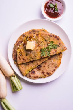 Daikon, turp, mooli veya muli paratha veya doldurulmuş turp paratha, Hintli ya da Pakistanlı favori tarifi tereyağı ve domates ketçap, seçici odak ile hizmet