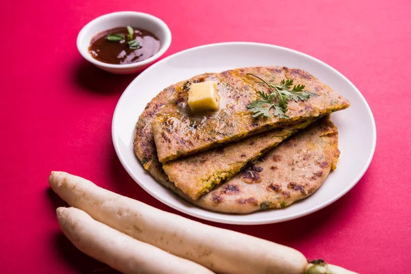 Daikon, turp, mooli veya muli paratha veya doldurulmuş turp paratha, Hintli ya da Pakistanlı favori tarifi tereyağı ve domates ketçap, seçici odak ile hizmet