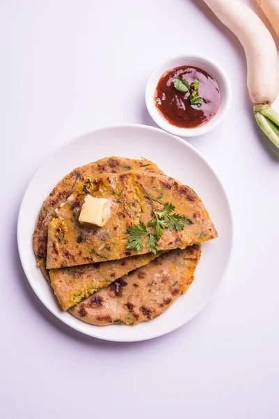 Ředkev, ředkvička, mooli nebo muli paratha nebo plněné ředkvičky paratha, indický nebo pákistánský oblíbený recept, podávané s máslem a rajčatovým kečupem, Selektivní ostření — Stock fotografie