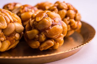 kavrulmuş fıstık ve jaggery kullanılarak yapılan Hindistan tatlı yer fıstığı gidecektir veya mungfali veya fıstık ladu