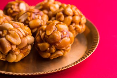 kavrulmuş fıstık ve jaggery kullanılarak yapılan Hindistan tatlı yer fıstığı gidecektir veya mungfali veya fıstık ladu