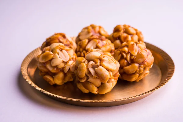 Индийский сладкий арахисовый ладду или мангфали или арахисовый ладу, сделанный с использованием жареного арахиса и жаровни — стоковое фото