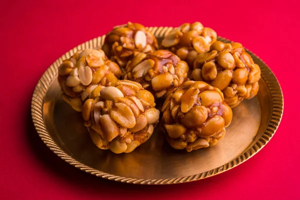 Индийский сладкий арахисовый ладду или мангфали или арахисовый ладу, сделанный с использованием жареного арахиса и жаровни — стоковое фото