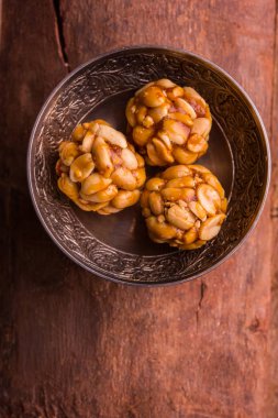 kavrulmuş fıstık ve jaggery kullanılarak yapılan Hindistan tatlı yer fıstığı gidecektir veya mungfali veya fıstık ladu