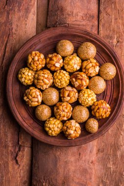 Hint tatlı til veya susam laddu, yer fıstığı veya fıstık veya mungfali gidecektir ve chana / daliya / futana /Roasted nohut tatlı Laddu, laddu karışık yapılan jaggery kullanarak