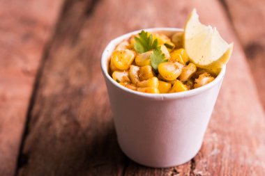 Organik sarı mısır masala veya Mısır sohbet kullanarak tereyağı, sohbet masala ve limon, favori Hint aperatif hazırlanan buğulama