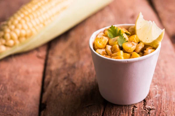 Masala de milho doce amarelo orgânico cozido no vapor ou chat de milho preparado usando manteiga, chat de masala e limão, lanche indiano favorito — Fotografia de Stock