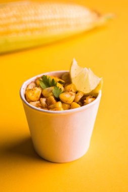 Organik sarı mısır masala veya Mısır sohbet kullanarak tereyağı, sohbet masala ve limon, favori Hint aperatif hazırlanan buğulama
