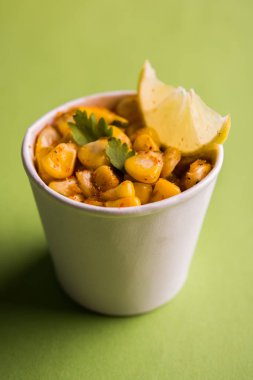 Organik sarı mısır masala veya Mısır sohbet kullanarak tereyağı, sohbet masala ve limon, favori Hint aperatif hazırlanan buğulama