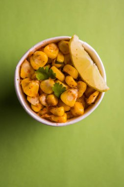Organik sarı mısır masala veya Mısır sohbet kullanarak tereyağı, sohbet masala ve limon, favori Hint aperatif hazırlanan buğulama
