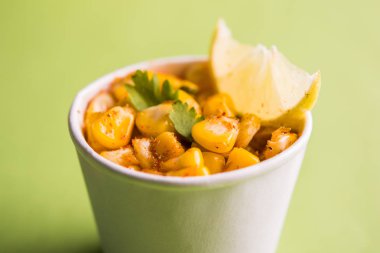 Organik sarı mısır masala veya Mısır sohbet kullanarak tereyağı, sohbet masala ve limon, favori Hint aperatif hazırlanan buğulama