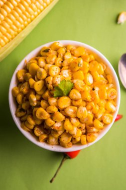 Organik sarı mısır masala veya Mısır sohbet kullanarak tereyağı, sohbet masala ve limon, favori Hint aperatif hazırlanan buğulama