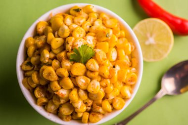 Organik sarı mısır masala veya Mısır sohbet kullanarak tereyağı, sohbet masala ve limon, favori Hint aperatif hazırlanan buğulama