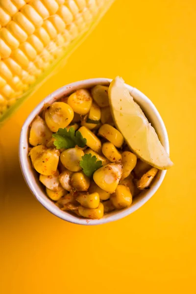 Masala de milho doce amarelo orgânico cozido no vapor ou chat de milho preparado usando manteiga, chat de masala e limão, lanche indiano favorito — Fotografia de Stock