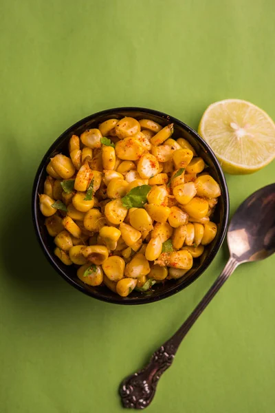 Masala de maíz dulce amarillo orgánico al vapor o chat de maíz preparado con mantequilla, masala de chat y limón, bocadillo indio favorito — Foto de Stock