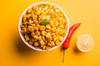 Organik sarı mısır masala veya Mısır sohbet kullanarak tereyağı, sohbet masala ve limon, favori Hint aperatif hazırlanan buğulama