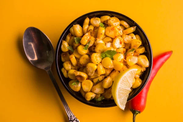 Steamed organic yellow sweet corn masala or corn chat prepared using butter, chat masala and lemon, favourite indian snack — Stock Photo, Image