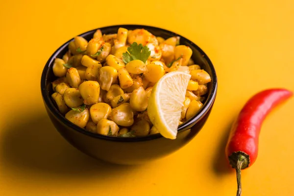 Organik sarı mısır masala veya Mısır sohbet kullanarak tereyağı, sohbet masala ve limon, favori Hint aperatif hazırlanan buğulama — Stok fotoğraf