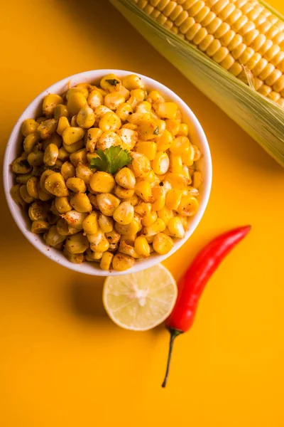 Masala de milho doce amarelo orgânico cozido no vapor ou chat de milho preparado usando manteiga ou chat de milho, bate-papo de masala e limão, lanche indiano favorito — Fotografia de Stock