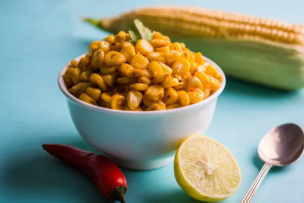 Masala de milho doce amarelo orgânico cozido no vapor ou chat de milho preparado usando manteiga ou chat de milho, bate-papo de masala e limão, lanche indiano favorito — Fotografia de Stock