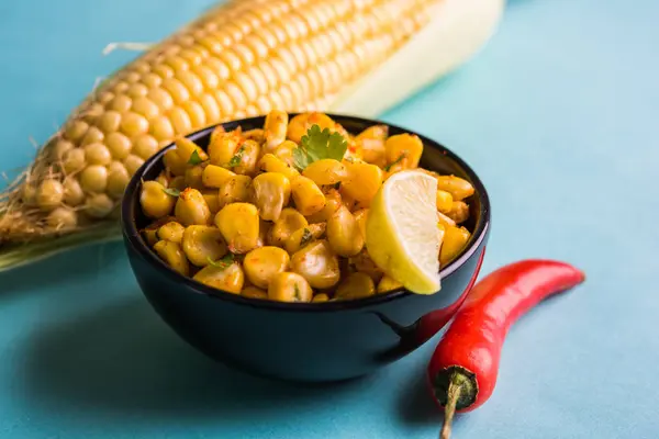 Masala de milho doce amarelo orgânico cozido no vapor ou chat de milho preparado usando manteiga ou chat de milho, bate-papo de masala e limão, lanche indiano favorito — Fotografia de Stock