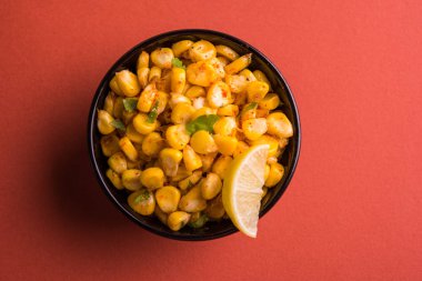 Tereyağı veya Mısır sohbet, sohbet masala ve limon kullanılarak hazırlanan organik sarı mısır masala veya Mısır sohbet buğulama, favori Hint snack 