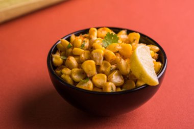 Tereyağı veya Mısır sohbet, sohbet masala ve limon kullanılarak hazırlanan organik sarı mısır masala veya Mısır sohbet buğulama, favori Hint snack 