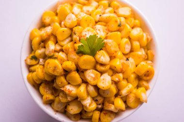 Tereyağı veya Mısır sohbet, sohbet masala ve limon kullanılarak hazırlanan organik sarı mısır masala veya Mısır sohbet buğulama, favori Hint snack 