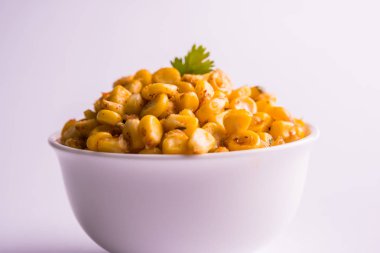 Tereyağı veya Mısır sohbet, sohbet masala ve limon kullanılarak hazırlanan organik sarı mısır masala veya Mısır sohbet buğulama, favori Hint snack 