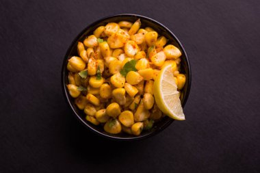 Tereyağı veya Mısır sohbet, sohbet masala ve limon kullanılarak hazırlanan organik sarı mısır masala veya Mısır sohbet buğulama, favori Hint snack 