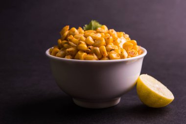 Tereyağı veya Mısır sohbet, sohbet masala ve limon kullanılarak hazırlanan organik sarı mısır masala veya Mısır sohbet buğulama, favori Hint snack 