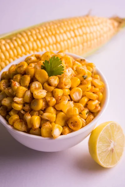 Masala de milho doce amarelo orgânico cozido no vapor ou chat de milho preparado usando manteiga ou chat de milho, bate-papo de masala e limão, lanche indiano favorito — Fotografia de Stock