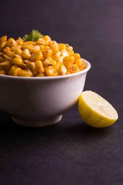 Gedämpftes Bio-Mais-Masala oder Mais-Chat, zubereitet mit Butter oder Mais-Chat, Chat-Masala und Zitrone, bevorzugter indischer Snack — Stockfoto