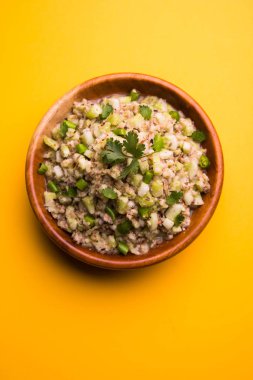 Salatalık salatası (Cucumis sativus), Kakdi raita veya Koshimbir olarak da bilinir. Hindistan 'da favori ve sağlıklı meze, dengesiz arka planda bir kasede servis edilir. seçici odak