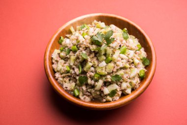 Salatalık salatası (Cucumis sativus), Kakdi raita veya Koshimbir olarak da bilinir. Hindistan 'da favori ve sağlıklı meze, dengesiz arka planda bir kasede servis edilir. seçici odak