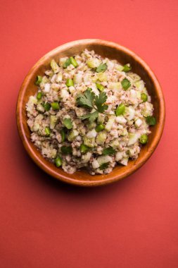 Salatalık salatası (Cucumis sativus), Kakdi raita veya Koshimbir olarak da bilinir. Hindistan 'da favori ve sağlıklı meze, dengesiz arka planda bir kasede servis edilir. seçici odak