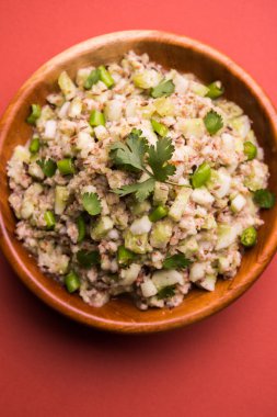 Salatalık salatası (Cucumis sativus), Kakdi raita veya Koshimbir olarak da bilinir. Hindistan 'da favori ve sağlıklı meze, dengesiz arka planda bir kasede servis edilir. seçici odak