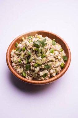 Salatalık salatası (Cucumis sativus), Kakdi raita veya Koshimbir olarak da bilinir. Hindistan 'da favori ve sağlıklı meze, dengesiz arka planda bir kasede servis edilir. seçici odak
