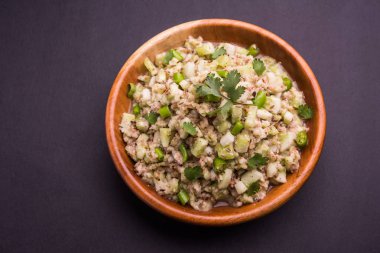 Salatalık salatası (Cucumis sativus), Kakdi raita veya Koshimbir olarak da bilinir. Hindistan 'da favori ve sağlıklı meze, dengesiz arka planda bir kasede servis edilir. seçici odak