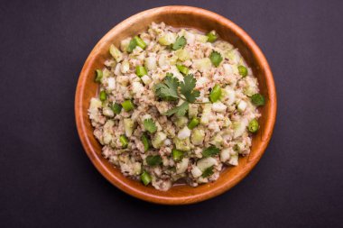 Salatalık salatası (Cucumis sativus), Kakdi raita veya Koshimbir olarak da bilinir. Hindistan 'da favori ve sağlıklı meze, dengesiz arka planda bir kasede servis edilir. seçici odak