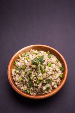 Salatalık salatası (Cucumis sativus), Kakdi raita veya Koshimbir olarak da bilinir. Hindistan 'da favori ve sağlıklı meze, dengesiz arka planda bir kasede servis edilir. seçici odak