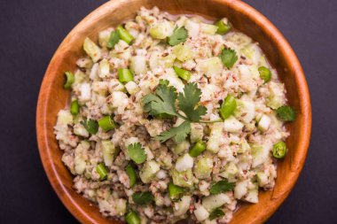 Salatalık salatası (Cucumis sativus), Kakdi raita veya Koshimbir olarak da bilinir. Hindistan 'da favori ve sağlıklı meze, dengesiz arka planda bir kasede servis edilir. seçici odak