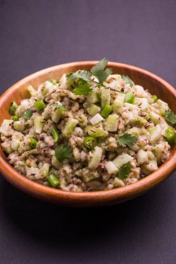 Salatalık salatası (Cucumis sativus), Kakdi raita veya Koshimbir olarak da bilinir. Hindistan 'da favori ve sağlıklı meze, dengesiz arka planda bir kasede servis edilir. seçici odak