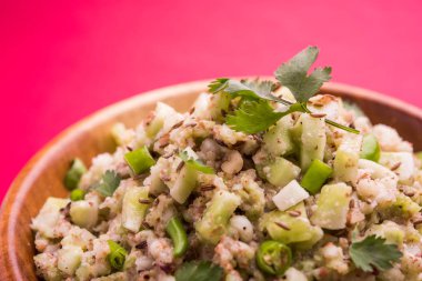 Salatalık salatası (Cucumis sativus), Kakdi raita veya Koshimbir olarak da bilinir. Hindistan 'da favori ve sağlıklı meze, dengesiz arka planda bir kasede servis edilir. seçici odak