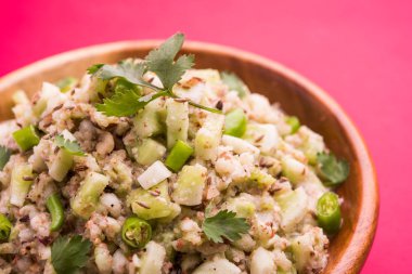 Salatalık salatası (Cucumis sativus), Kakdi raita veya Koshimbir olarak da bilinir. Hindistan 'da favori ve sağlıklı meze, dengesiz arka planda bir kasede servis edilir. seçici odak