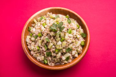 Salatalık salatası (Cucumis sativus), Kakdi raita veya Koshimbir olarak da bilinir. Hindistan 'da favori ve sağlıklı meze, dengesiz arka planda bir kasede servis edilir. seçici odak